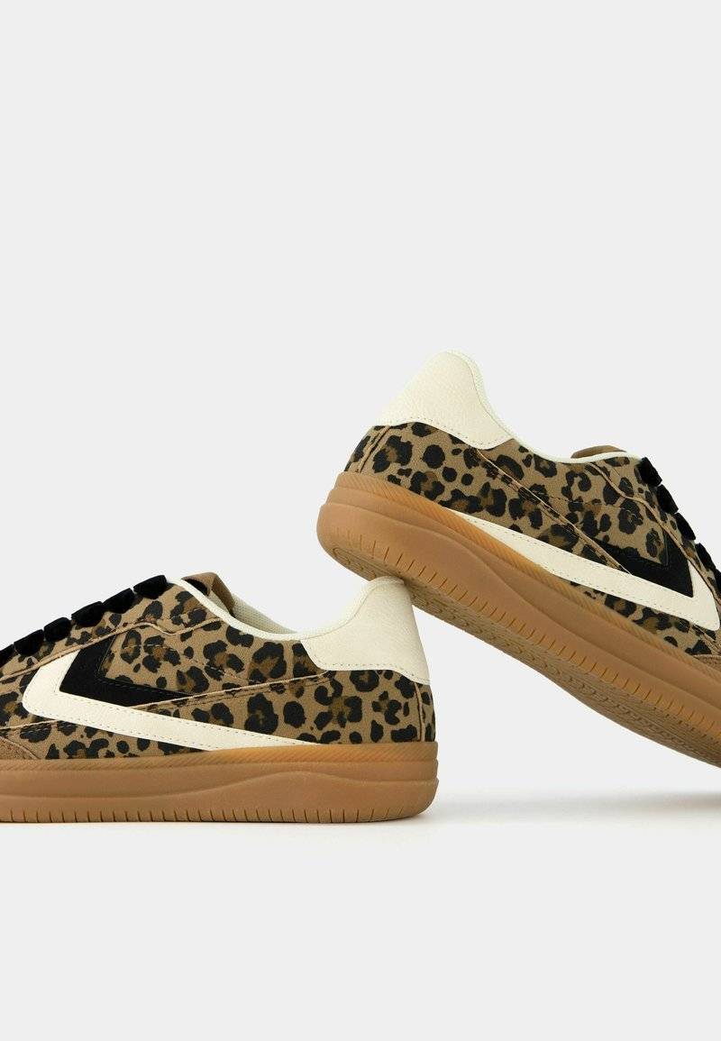 Bershka Bershka RETRO ANIMAL PRINT - Trainers 50% Rabatt für begrenzte Zeit