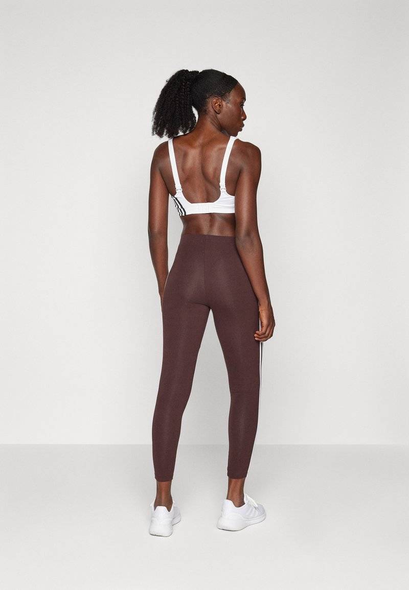 adidas Sportswear adidas Sportswear ESSENTIALS 3 STRIPES HIGH WAISTED - Leggings - shadow brown Bis zu 65% Rabatt
