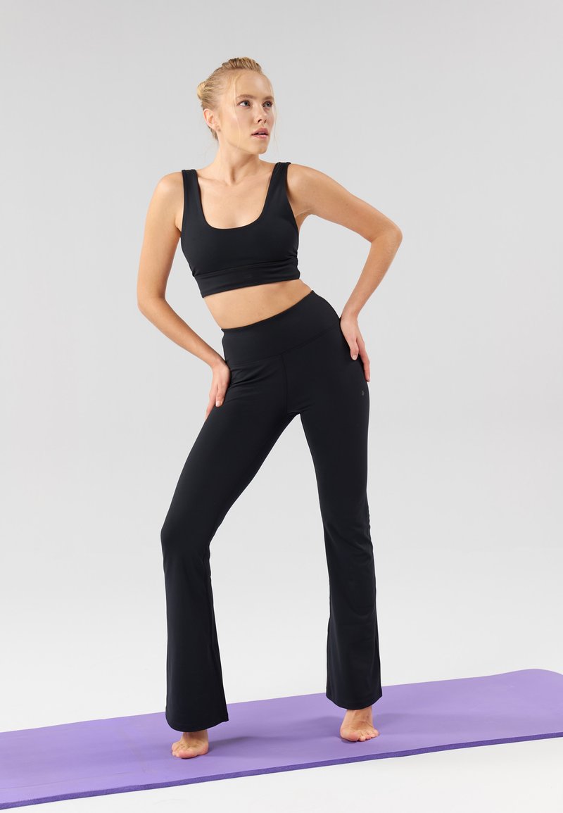 Even&Odd active Even&Odd active FLARED LEGGINGS - Tracksuit bottoms - black Nur noch ein Tag übrig