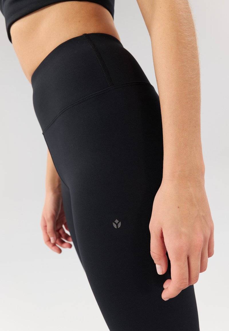 Even&Odd active Even&Odd active FLARED LEGGINGS - Tracksuit bottoms - black Nur noch ein Tag übrig