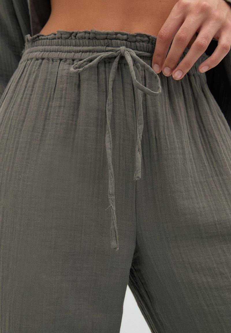 PULL&BEAR PULL&BEAR CREASED WITH FRAYED HEMS - Trousers - dark grey Rabatte dieses Monats