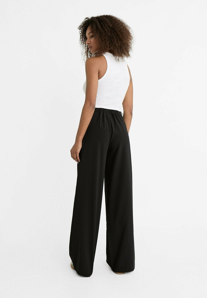 Stradivarius Stradivarius WITH BUCKLE DETAIL - Trousers - black Outlet