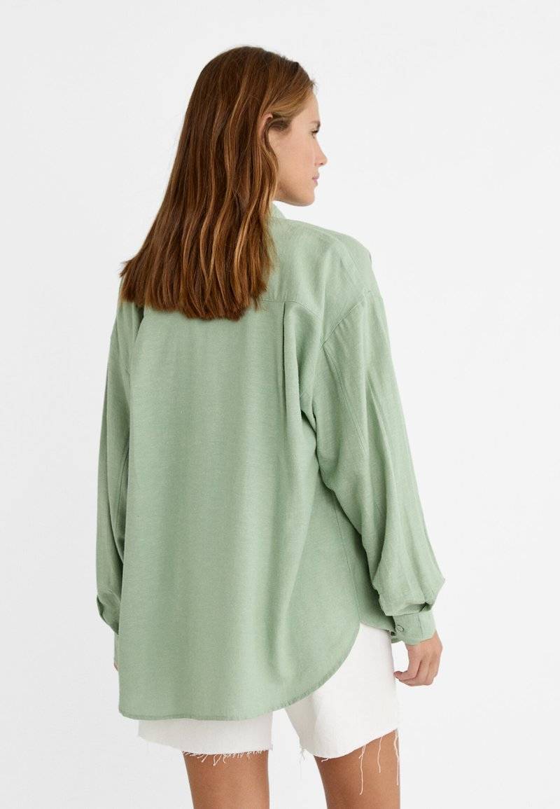 Stradivarius Stradivarius RUSTIKALES DAILY - Button-down blouse - khaki Fabrikverkauf