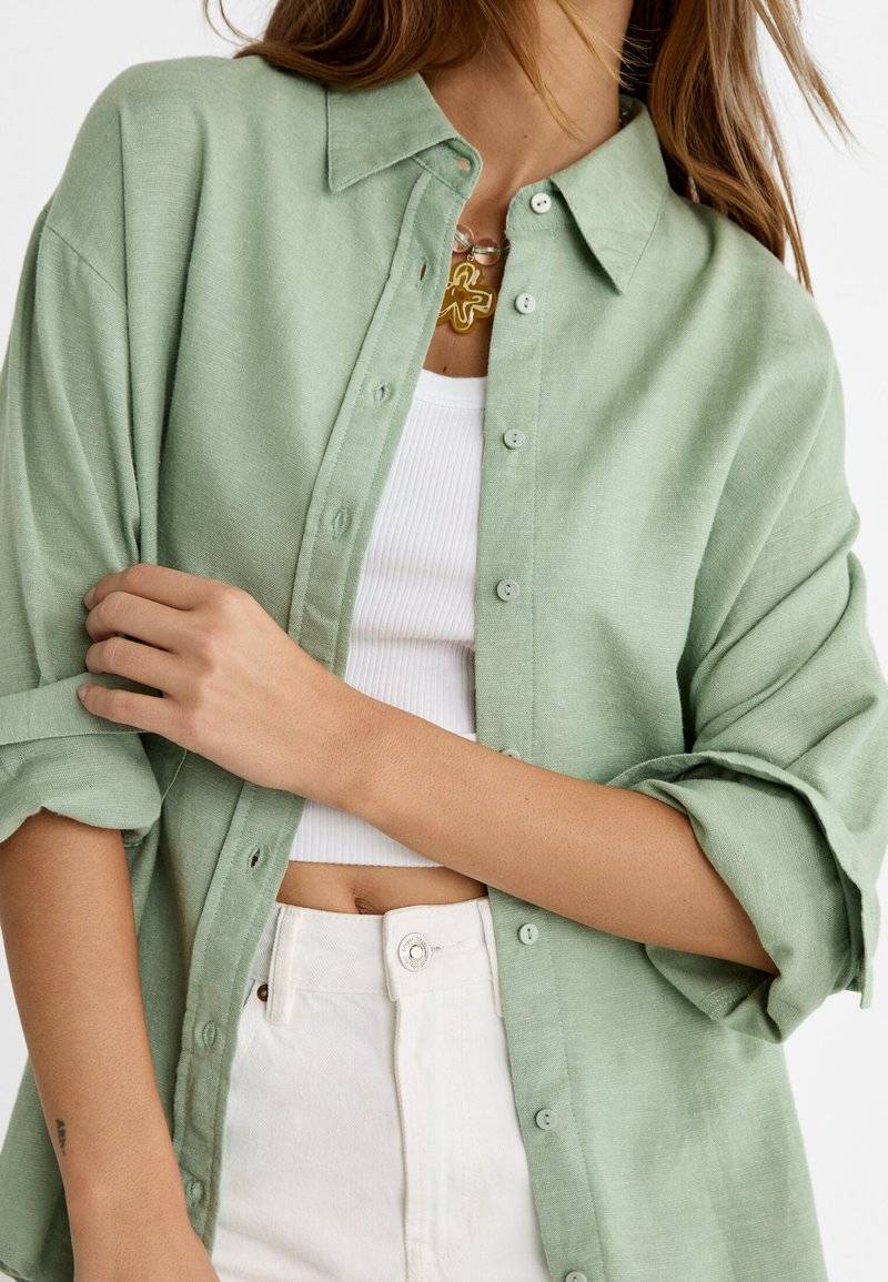 Stradivarius Stradivarius RUSTIKALES DAILY - Button-down blouse - khaki Fabrikverkauf
