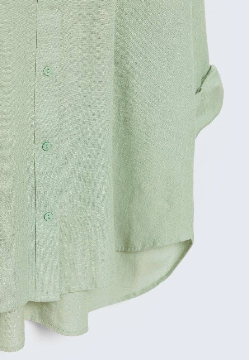 Stradivarius Stradivarius RUSTIKALES DAILY - Button-down blouse - khaki Fabrikverkauf
