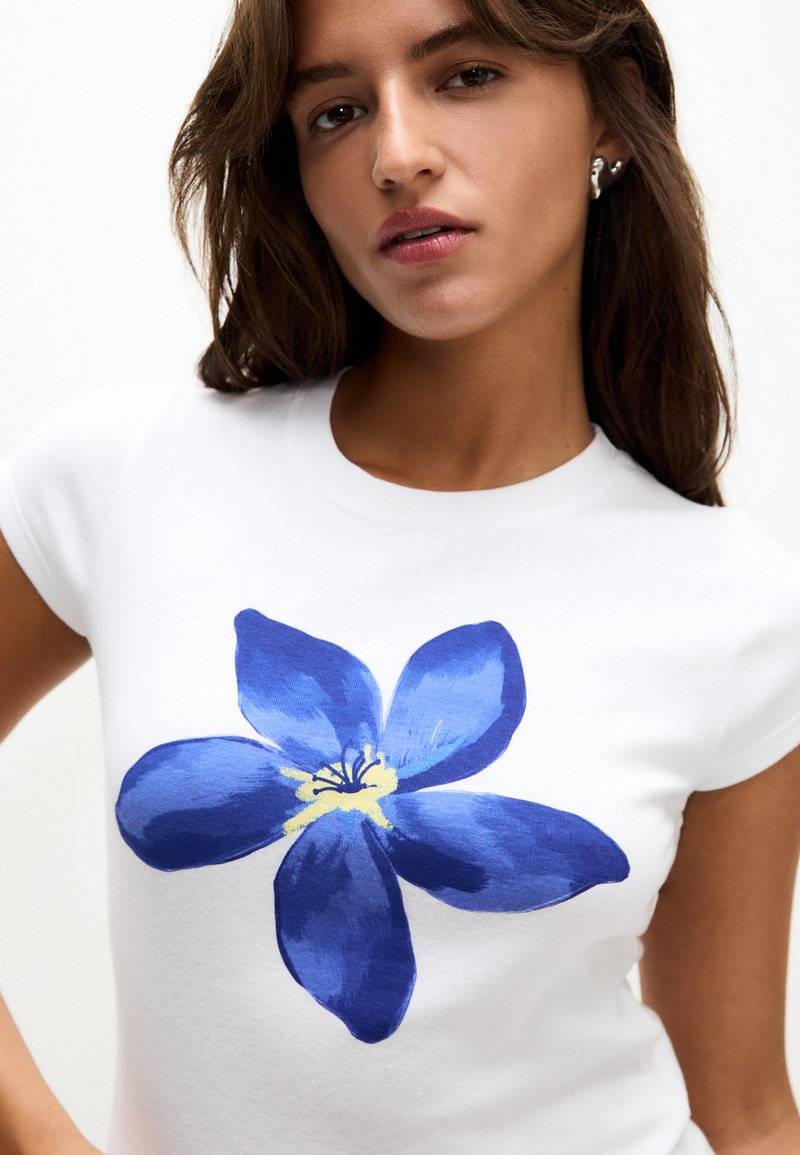PULL&BEAR PULL&BEAR SHORT SLEEVE FLORAL - Print T-shirt - white Meist gekauft
