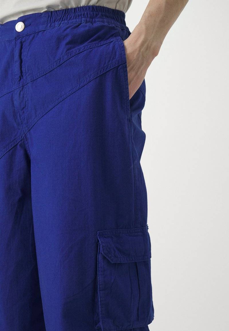 Les Benjamins Les Benjamins PANT UNISEX - Cargo trousers - blue Neueste Mode