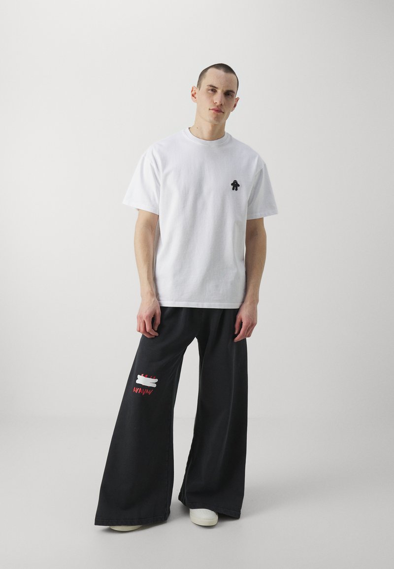 AVAVAV AVAVAV OLD LADY UNISEX - Basic T-shirt - blanc Tägliche Deals