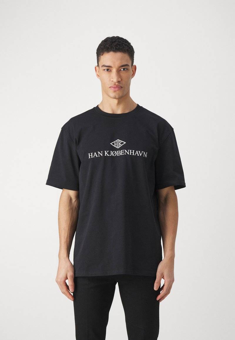 Han Kjøbenhavn Han Kjøbenhavn LOGO BOXY TEE UNISEX - Print T-shirt - black VIP-Rabatte