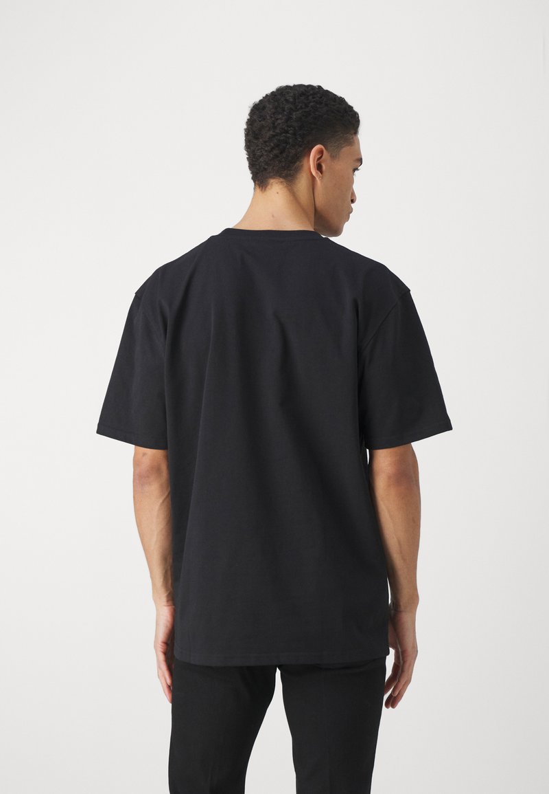 Han Kjøbenhavn Han Kjøbenhavn LOGO BOXY TEE UNISEX - Print T-shirt - black VIP-Rabatte