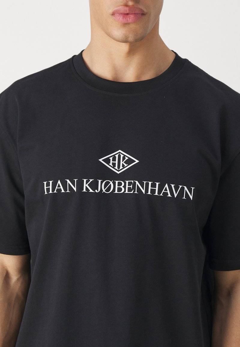 Han Kjøbenhavn Han Kjøbenhavn LOGO BOXY TEE UNISEX - Print T-shirt - black VIP-Rabatte