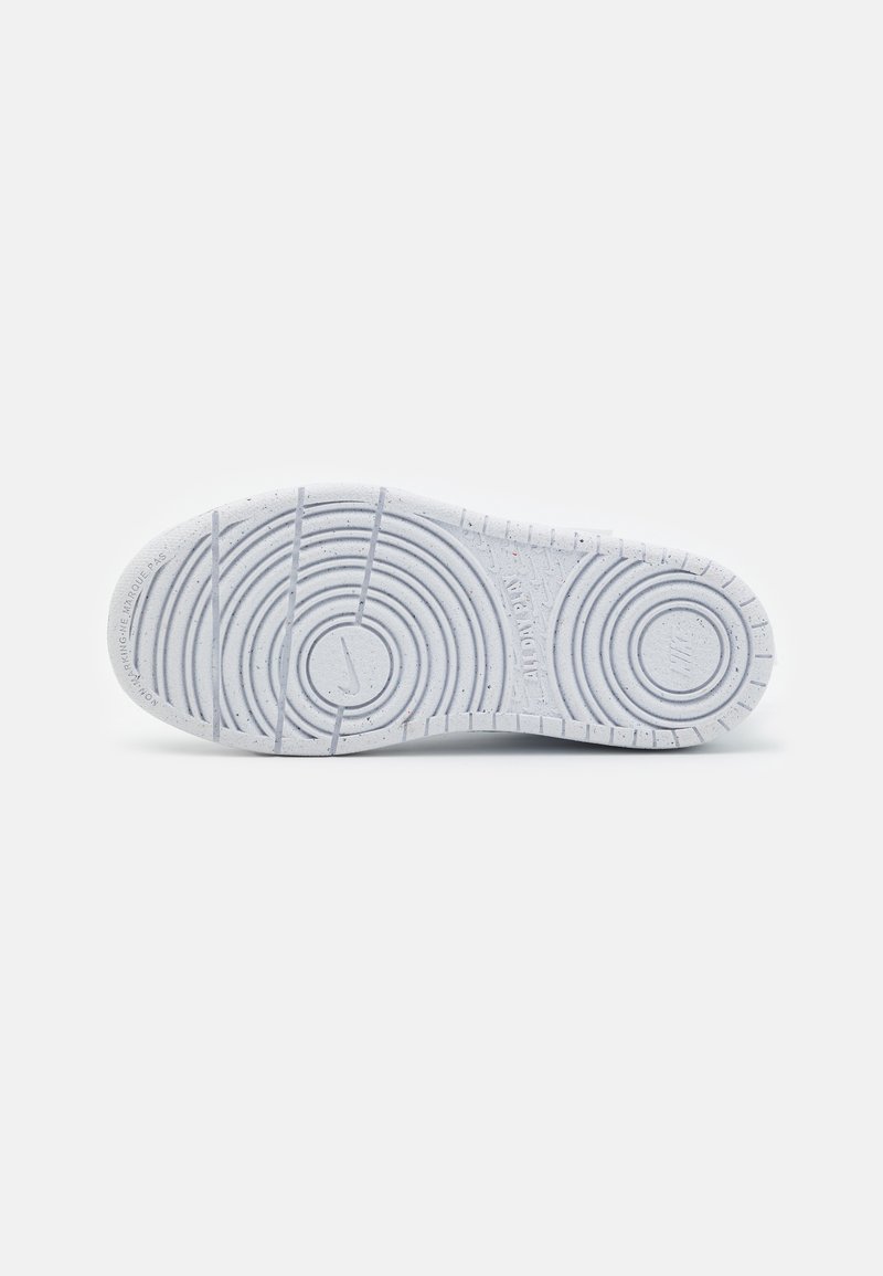 Nike Sportswear Nike Sportswear COURT BOROUGH RECRAFT UNISEX - Trainers - white Muttertagsangebot