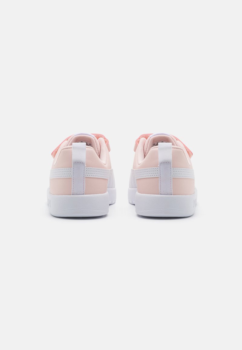 Puma Puma COURTFLEX UNISEX - Neutral running shoes Kauf eins, bekomm eins gratis
