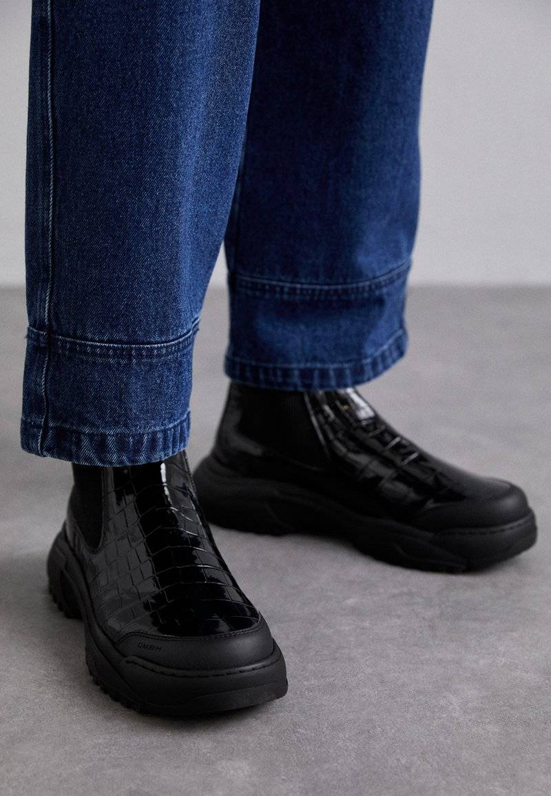 GmbH GmbH LOW CHELSEA BOOT UNISEX - Classic ankle boots - black Neueste Stile