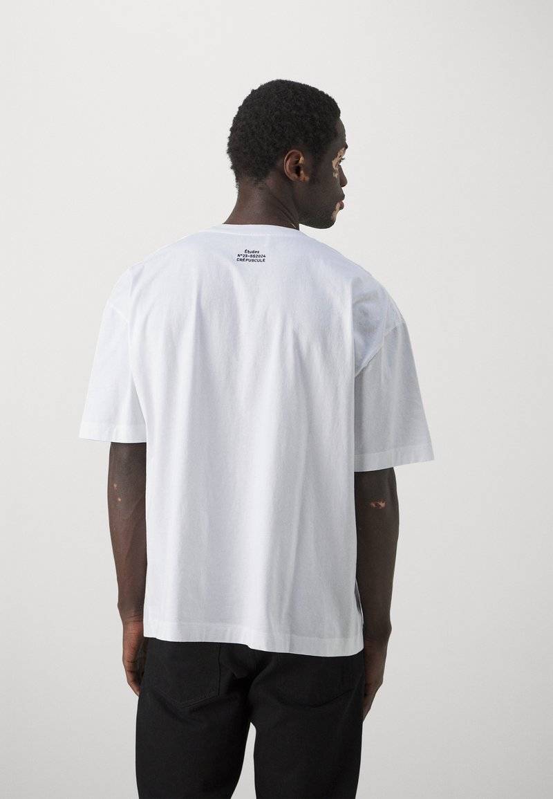 Études Études SPIRIT GUARDIAN UNISEX - Print T-shirt - white Im Verkauf