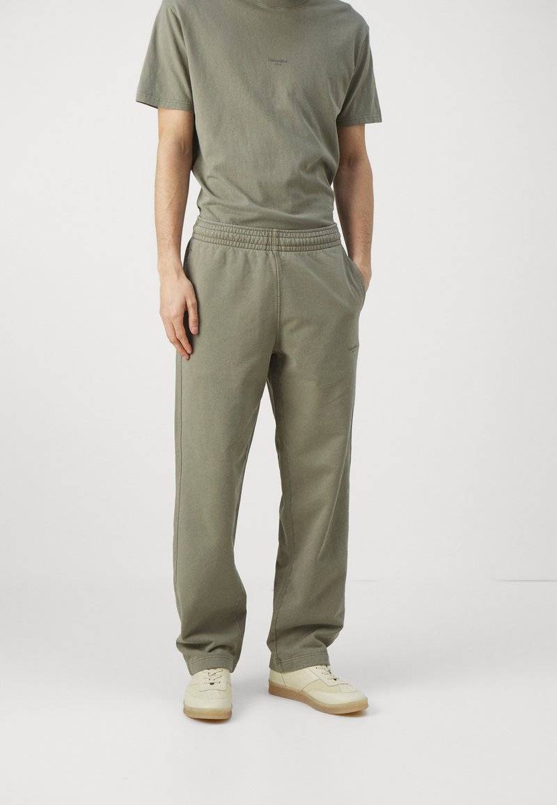 Holzweiler Holzweiler LAGOON OSLO TROUSERS UNISEX - Tracksuit bottoms - green 50% Rabatt für begrenzte Zeit
