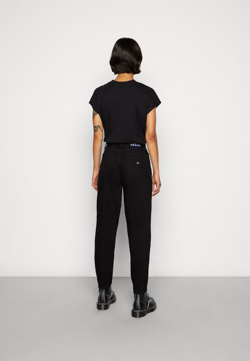 Tommy Jeans Tommy Jeans MOM ULTRA HIGH RISE JEAN TAPERED - Relaxed fit jeans - denim black Angebote