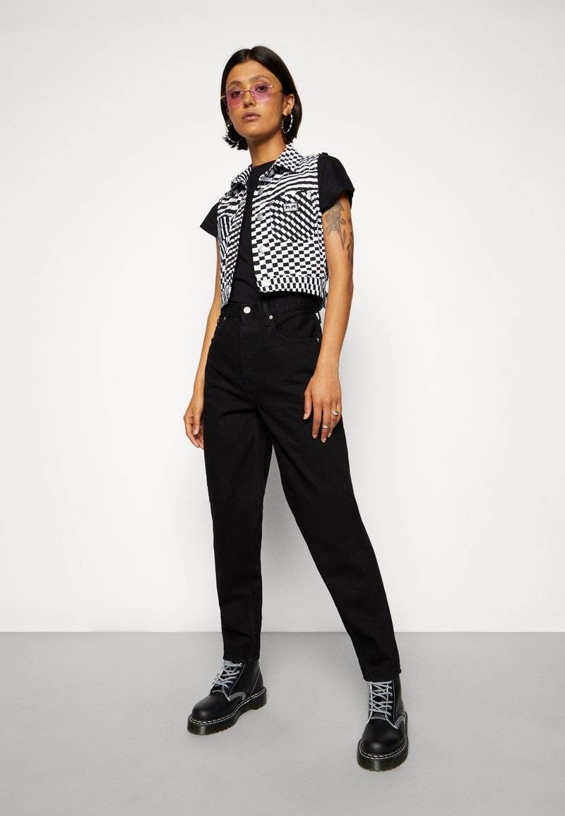 Tommy Jeans Tommy Jeans MOM ULTRA HIGH RISE JEAN TAPERED - Relaxed fit jeans - denim black Angebote