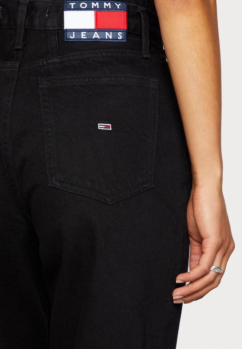 Tommy Jeans Tommy Jeans MOM ULTRA HIGH RISE JEAN TAPERED - Relaxed fit jeans - denim black Angebote