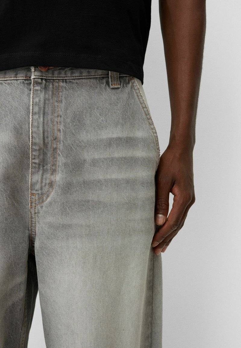Bershka Bershka Relaxed fit jeans - light grey Blitzverkäufe