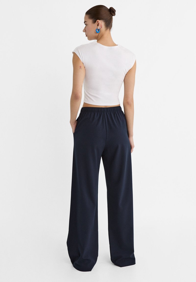 Stradivarius Stradivarius LONG FLOWING - Trousers - mottled dark blue Exklusivangebot