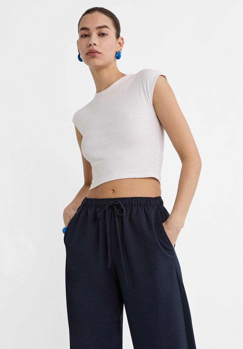 Stradivarius Stradivarius LONG FLOWING - Trousers - mottled dark blue Exklusivangebot