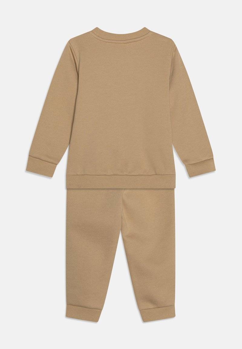 Puma Puma MINICATS EMBROIDERY UNISEX SET - Tracksuit - prairie tan Neuheiten