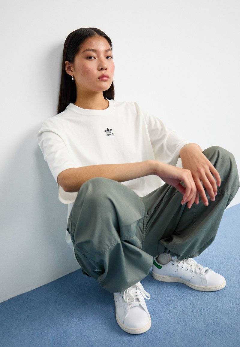 adidas Originals adidas Originals ESSENTIALS BOYFRIEND - Basic T-shirt - cloud white Rabatt
