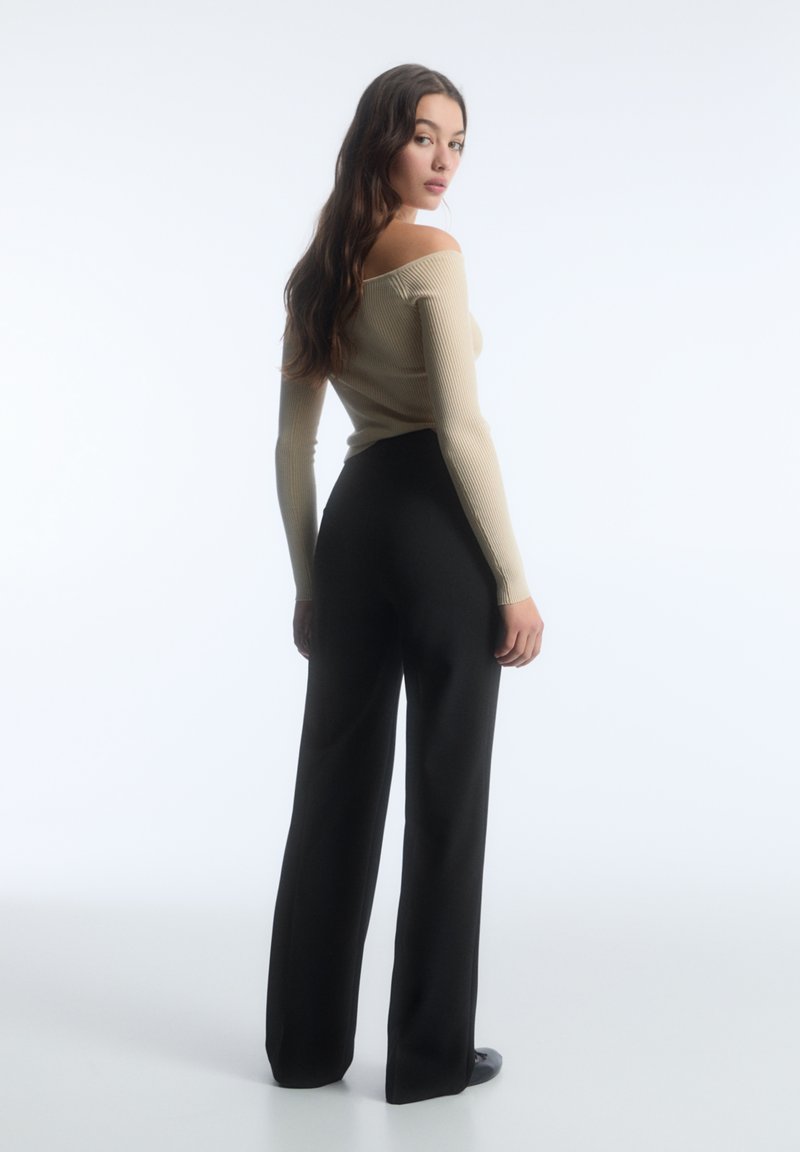 PULL&BEAR PULL&BEAR IM REGULAR-FIT MIT ZIERNAHT VORNE - Trousers - black Großer Ausverkauf