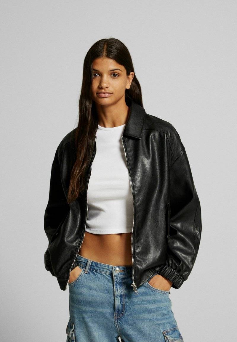 Bershka Bershka DAD FIT - Faux leather jacket - black Begrenztes Angebot
