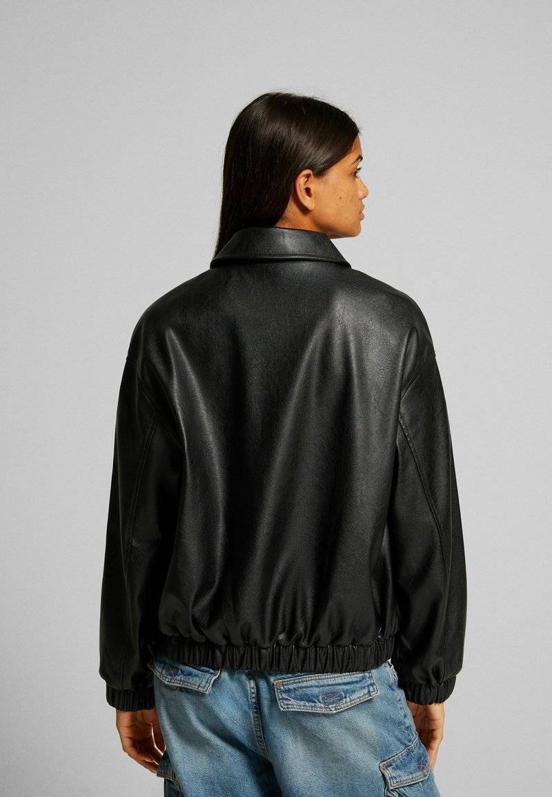 Bershka Bershka DAD FIT - Faux leather jacket - black Begrenztes Angebot