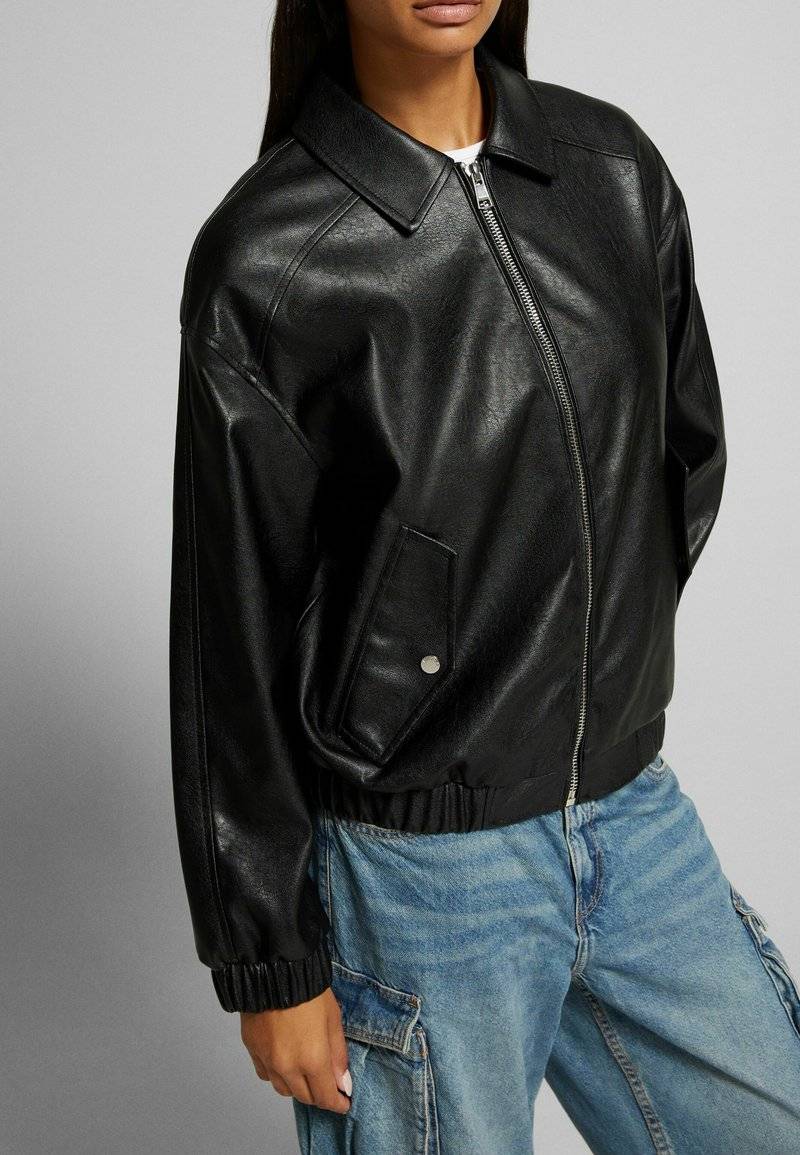 Bershka Bershka DAD FIT - Faux leather jacket - black Begrenztes Angebot