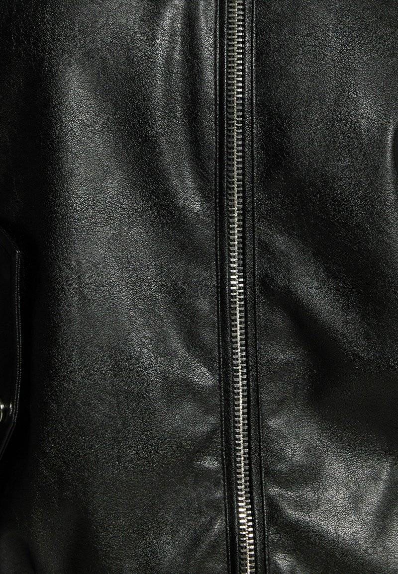 Bershka Bershka DAD FIT - Faux leather jacket - black Begrenztes Angebot