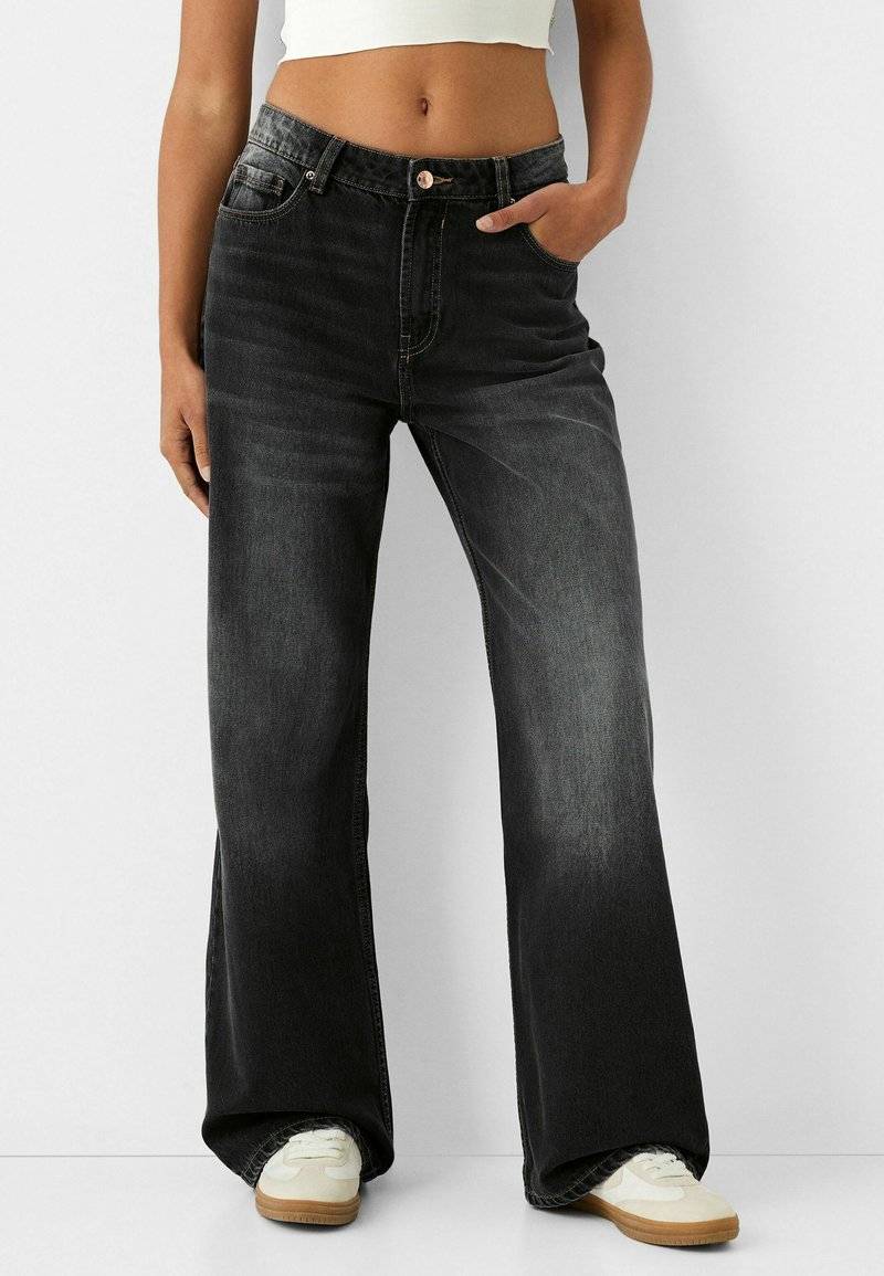 Bershka Bershka BAGGY - Flared Jeans - black Exklusivangebot