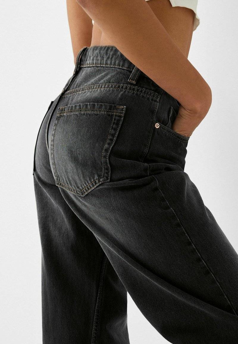 Bershka Bershka BAGGY - Flared Jeans - black Exklusivangebot