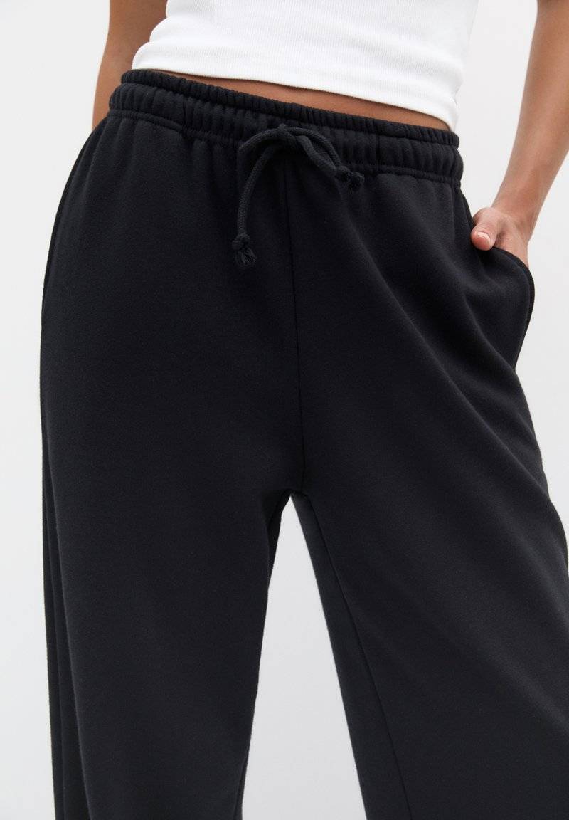 PULL&BEAR PULL&BEAR WIDE-LEG - Tracksuit bottoms - black Black Friday