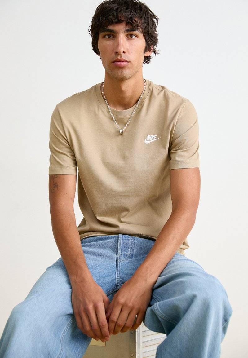 Nike Sportswear Nike Sportswear CLUB TEE - Basic T-shirt - khaki Weihnachtsangebot