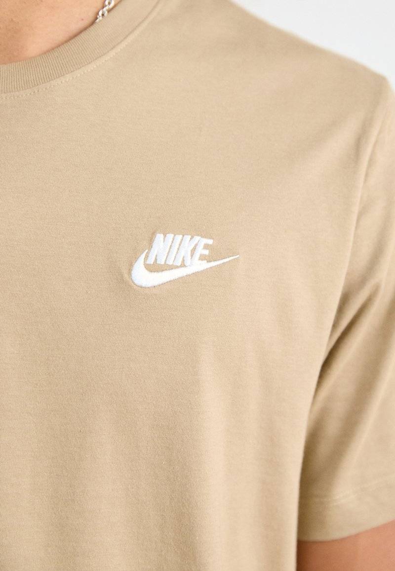 Nike Sportswear Nike Sportswear CLUB TEE - Basic T-shirt - khaki Weihnachtsangebot