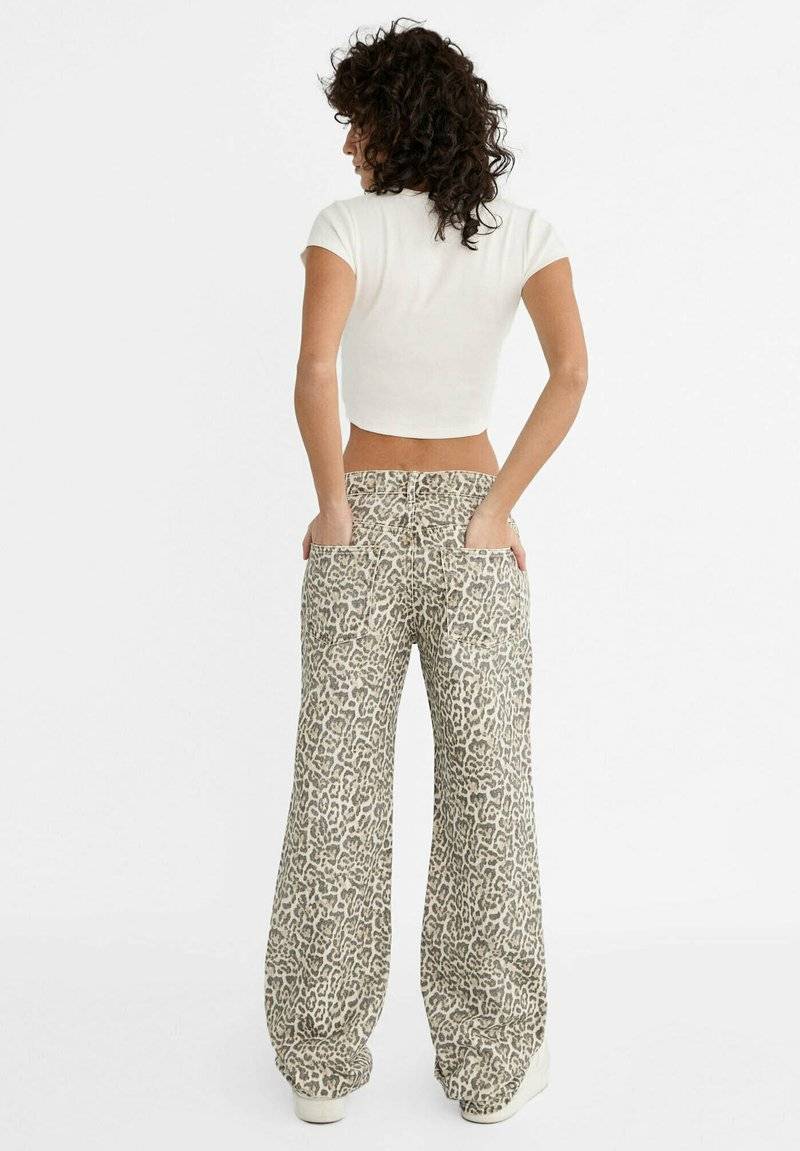 Stradivarius Stradivarius PRINTED - Straight leg jeans - camel Vatertagsangebot
