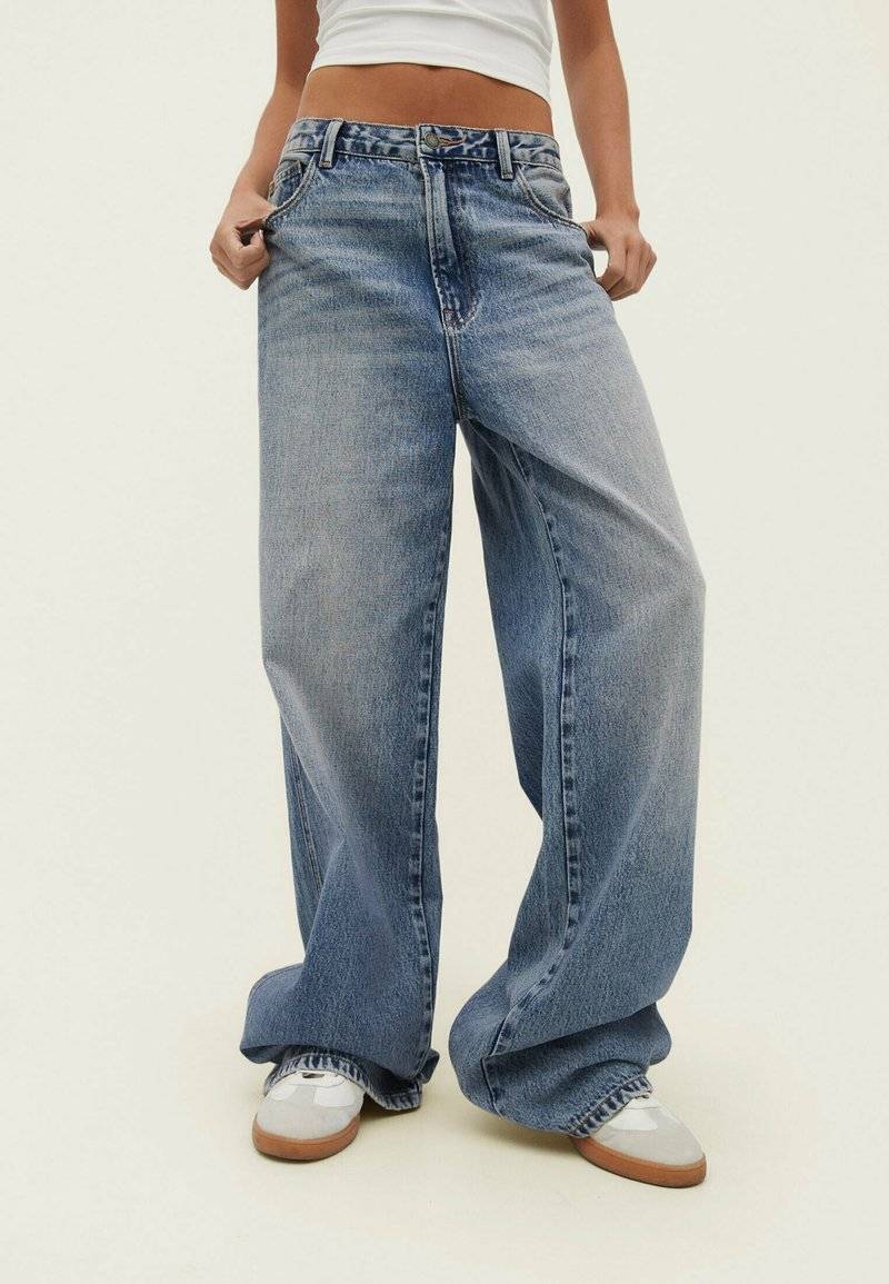 Stradivarius Stradivarius BAGGY - Flared Jeans - blue denim Lagerräumung
