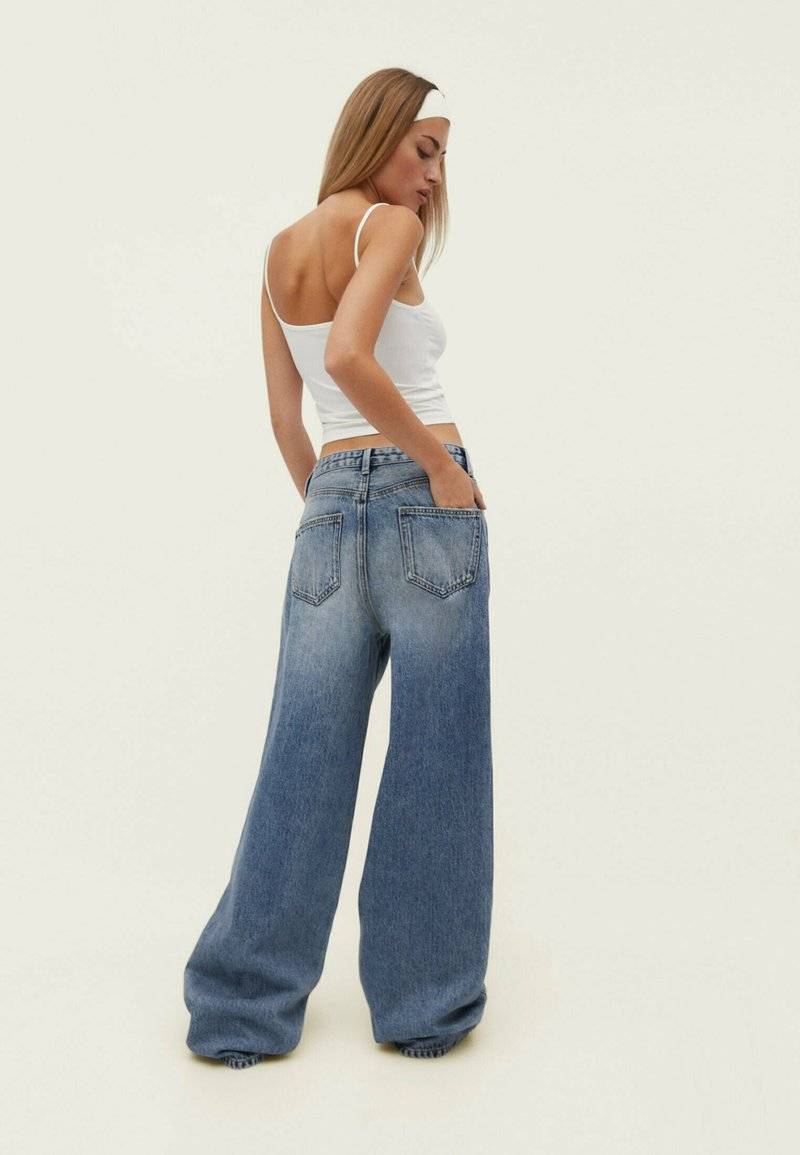 Stradivarius Stradivarius BAGGY - Flared Jeans - blue denim Lagerräumung