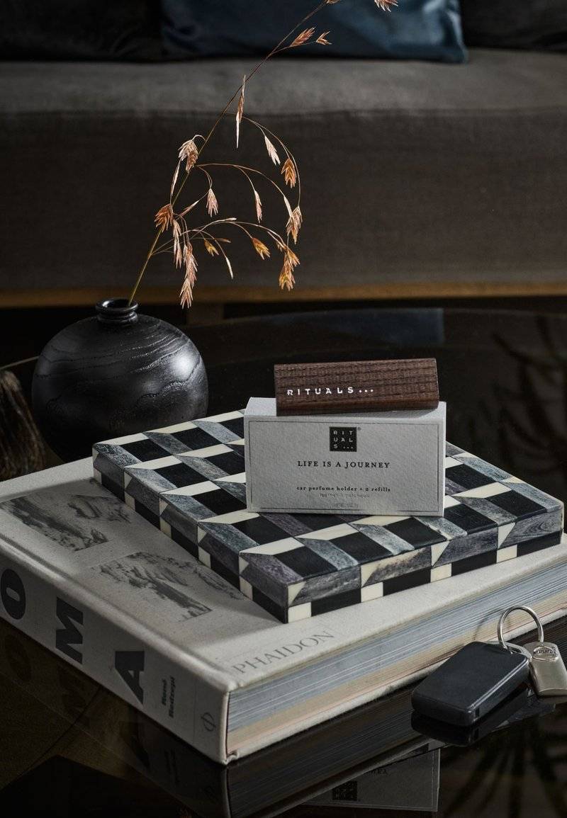 Rituals Rituals CAR PERFUME "LIFE IS A JOURNEY" SPORT - LEATHER, TONKA BEAN & HERBACEOUS PATCHOULI - Home fragrance Bis zu 65% Rabatt