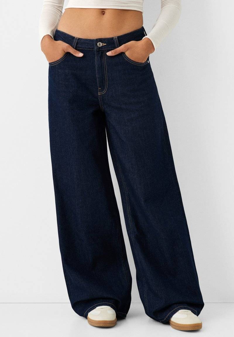 Bershka Bershka WIDE-LEG - Relaxed fit jeans - royal blue Begrenzt auf 3 Tage
