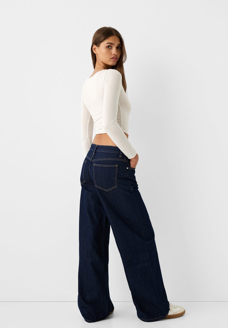 Bershka Bershka WIDE-LEG - Relaxed fit jeans - royal blue Begrenzt auf 3 Tage
