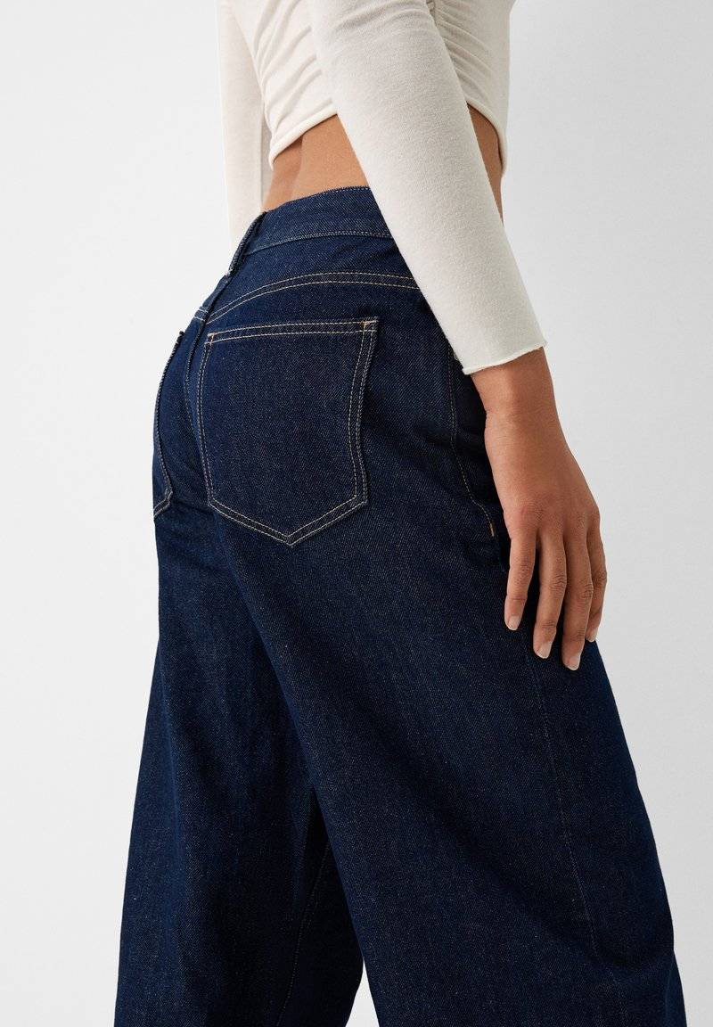 Bershka Bershka WIDE-LEG - Relaxed fit jeans - royal blue Begrenzt auf 3 Tage