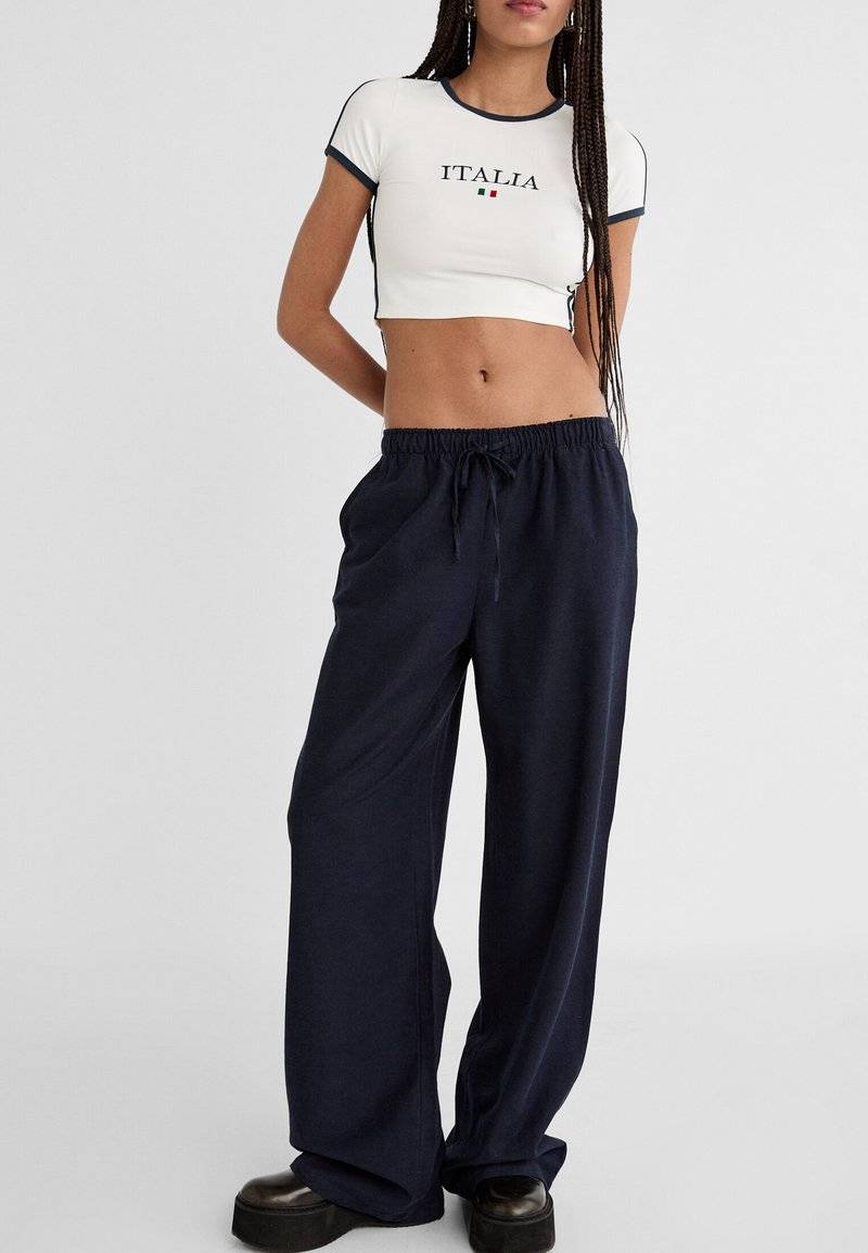 Stradivarius Stradivarius LOOSE-FITTING - Trousers - dark blue Speichern exportieren