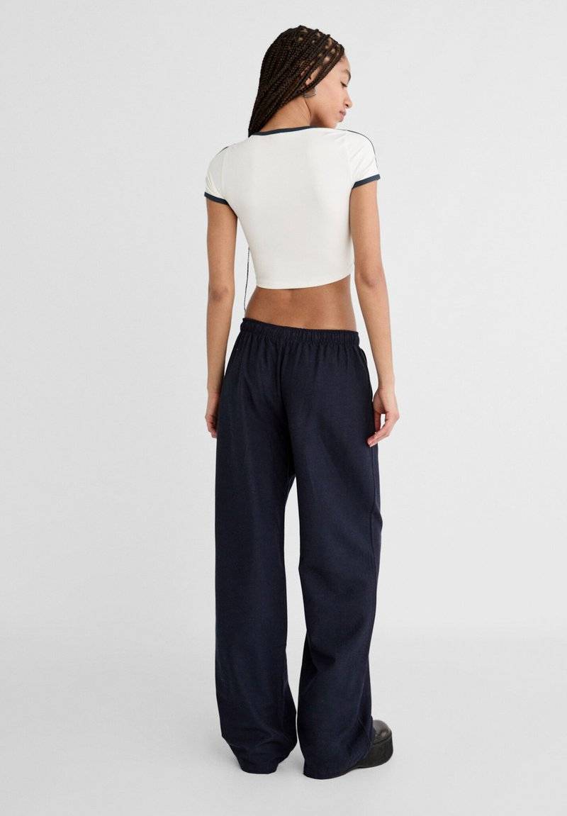 Stradivarius Stradivarius LOOSE-FITTING - Trousers - dark blue Speichern exportieren