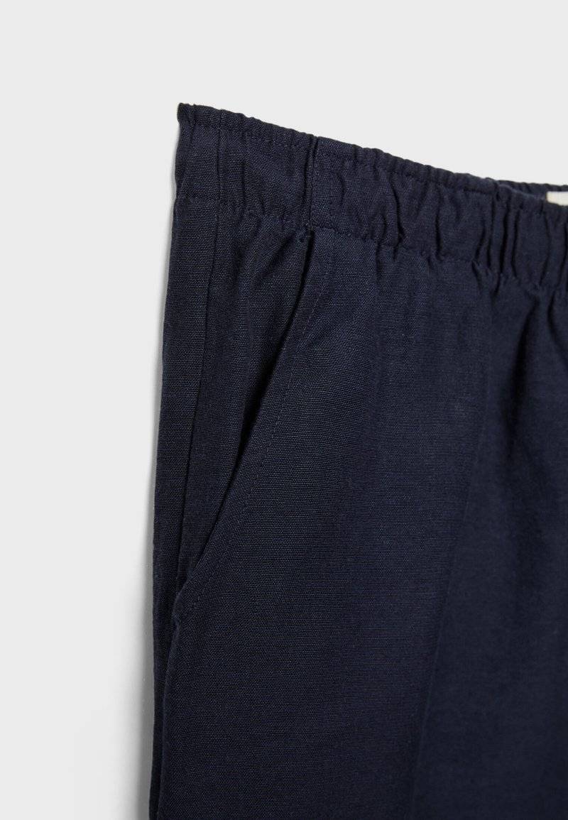 Stradivarius Stradivarius LOOSE-FITTING - Trousers - dark blue Speichern exportieren