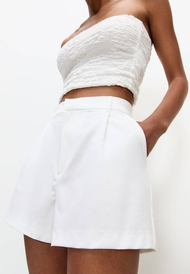 PULL&BEAR PULL&BEAR DARTED - BERMUDA - Shorts - white Schlussverkauf
