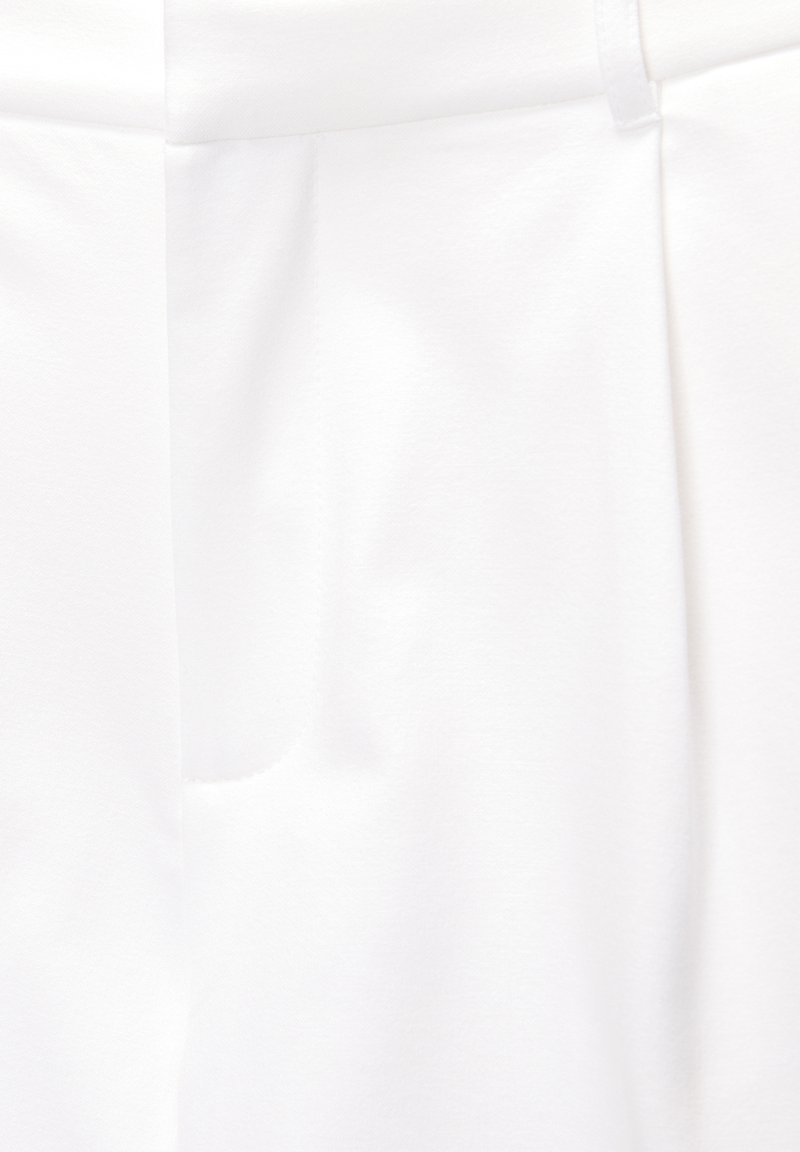 PULL&BEAR PULL&BEAR DARTED - BERMUDA - Shorts - white Schlussverkauf